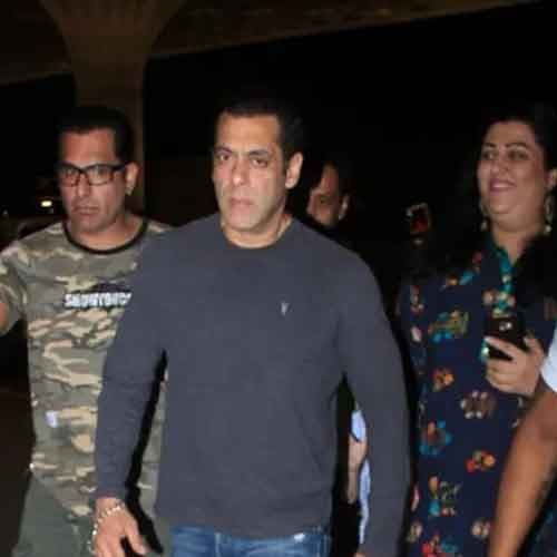 Salman Khan snatches away a fan's phone at Goa airport